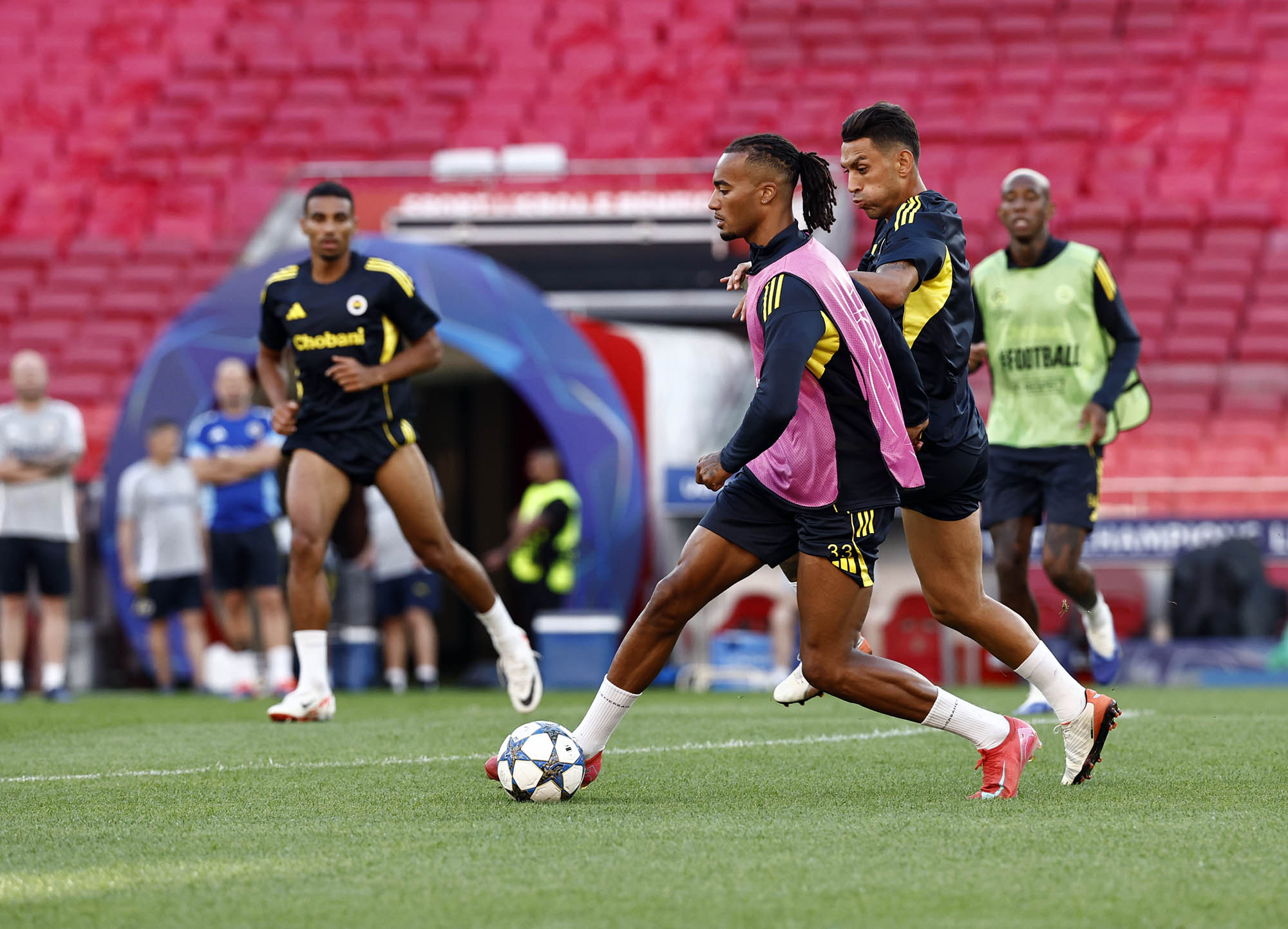  冲刺阶段体能课后，本菲卡复出首秀备战CBA季后赛，态度坚定，球探报告显示潜力