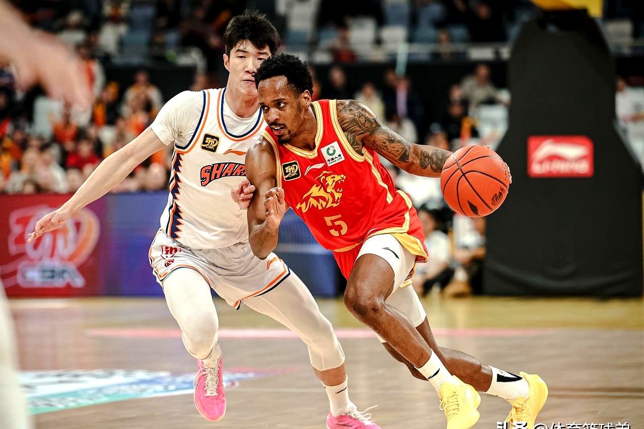 包含今晨布鲁克林篮网备战CBA季后赛；外线爆发细节曝光；话题不断；资深球员宣示担当的词条